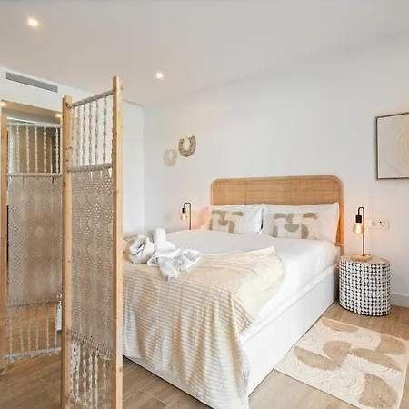 Al4-2005-06 - - Alcazaba Lagoon Apartment Estepona